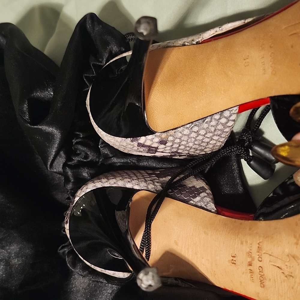Giuseppe Zanotti Stylish Red and Black Peep-Toe Heels - Picture 5 of 5